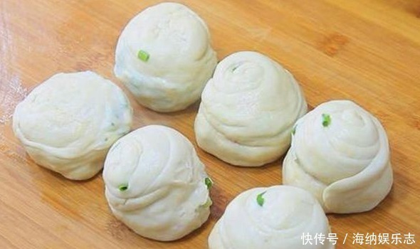 最近这面食火了,家里有面粉就能做,外酥里软,比鸡蛋饼还好吃