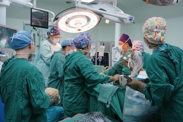 血管|罕见！“子宫肌瘤”9斤重，竟顺着血管长进心脏！14个学科联手成功摘瘤