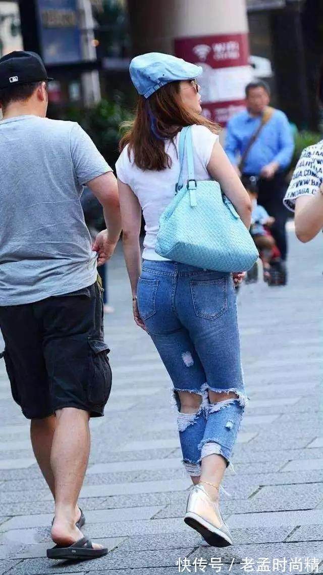 鸭舌帽|气质小姐姐破洞牛仔裤搭配紧身T恤,蓝色鸭舌帽洋气范儿十足