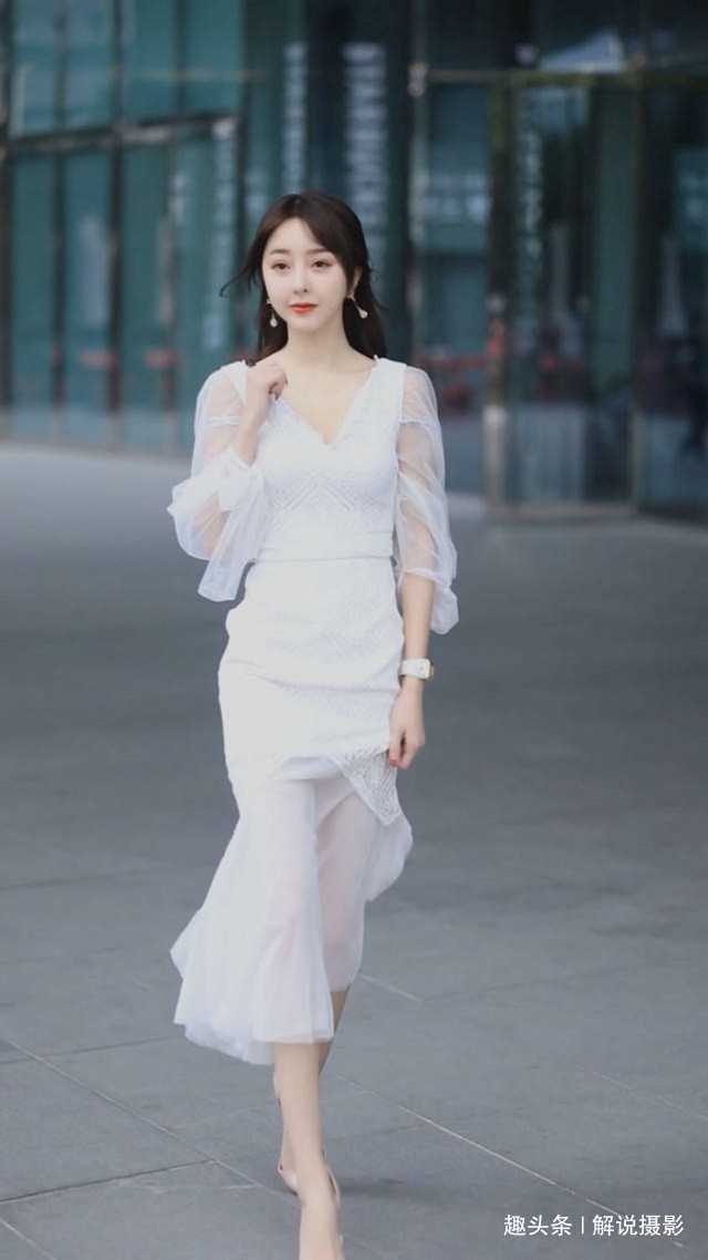 休闲|路人街拍,美女穿一袭飘逸的白色衣裙,靓丽大方