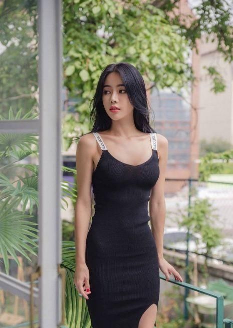  颜值|身穿吊带裙的小姐姐，颜值高会打扮，勾勒出完美身材