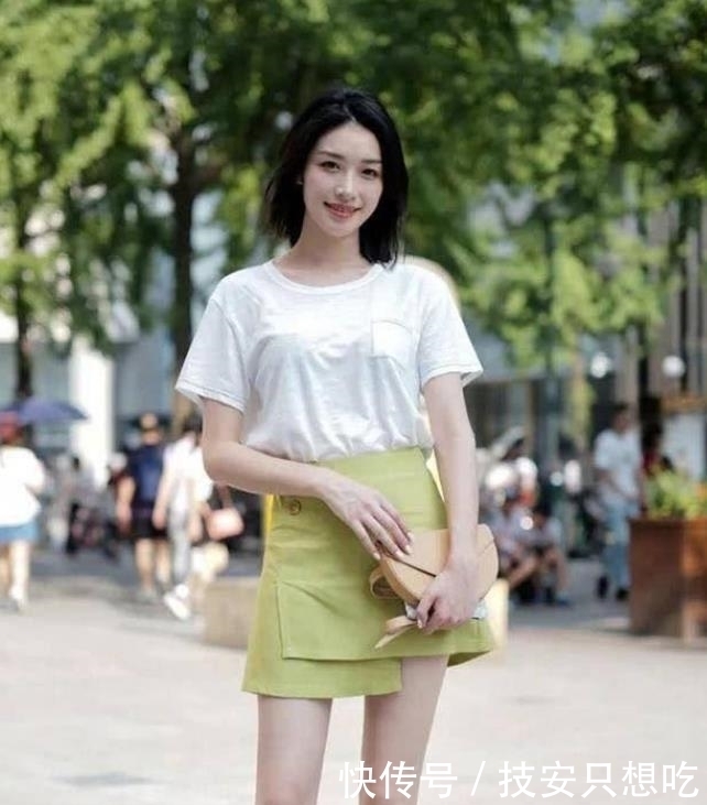 可爱|美女街拍靓丽可爱的小姐姐,时尚短裤的穿搭,青春范儿十足