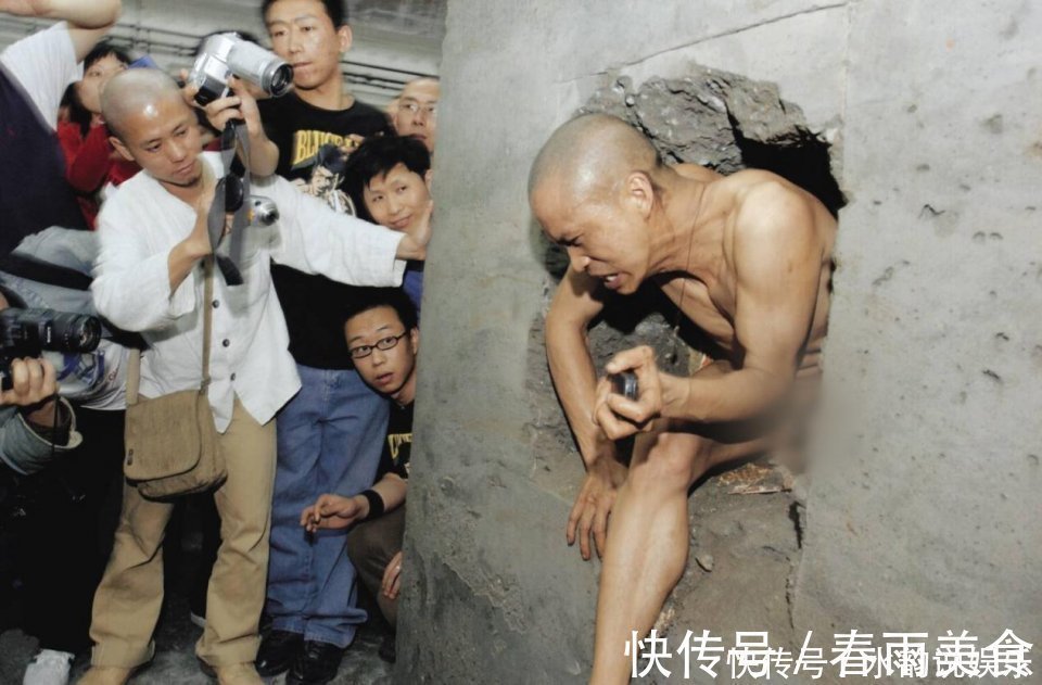 宣州谢朓楼饯别校书叔云@小伙取下自己的肋骨做成项圈,把自己封进水泥里,他的人生太疯狂