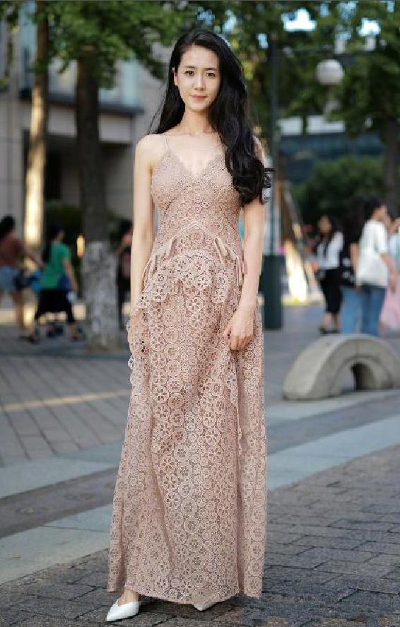 小美女|高颜值的时尚搭配靓丽,小美女精致的妆容,让人羡慕不已