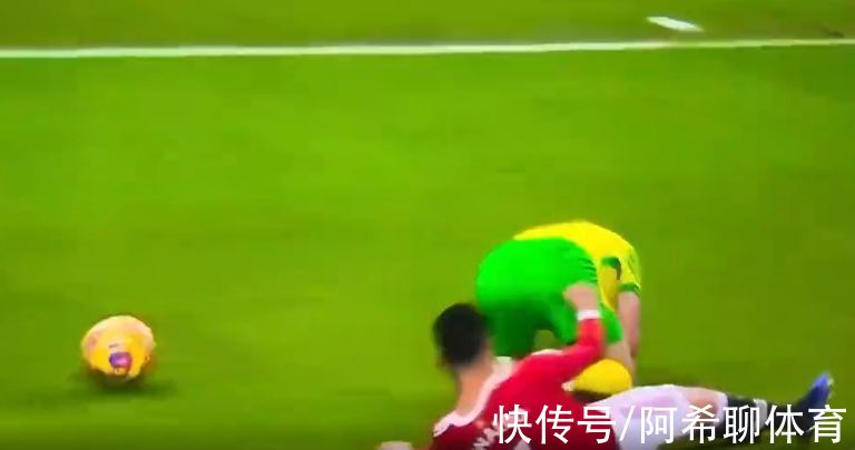 英超|又出争议动作！C罗放倒诺维奇队长，后者因伤下场，球迷狠批太脏