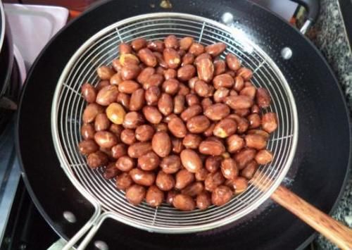 饮食习惯|大蒜是高血脂的发物？医生：若想血脂平稳，4种食物劝你少吃