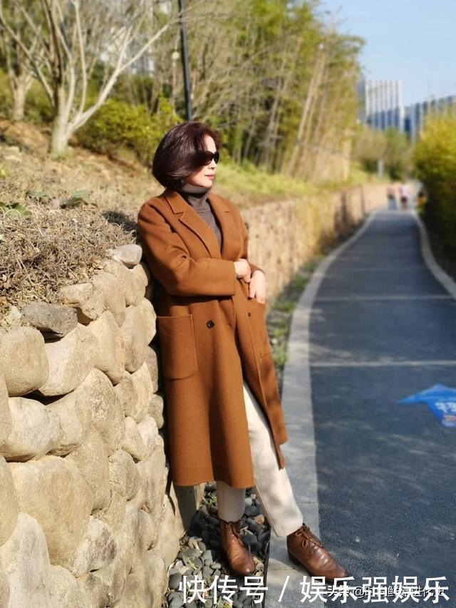 50岁左右的女人,冬天别穿得太老气!教你基础搭配法,时髦减龄