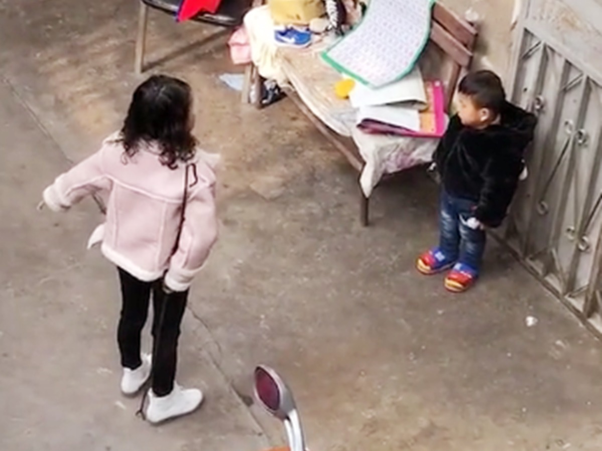 二宝|霸气姐姐辅导两个弟弟写作业,手里还拿着工具,妈妈看到后却笑了