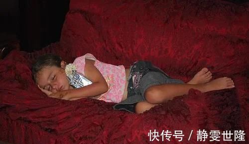 被子|1岁宝宝睡觉“姿势”火了,掀开被子的一瞬间,网友:天外飞仙?