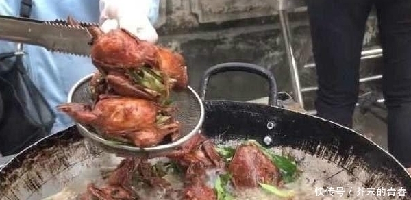 学校附近|大妈校门口卖“稀罕”小吃,10元1个,营养美味,每次需排长队买