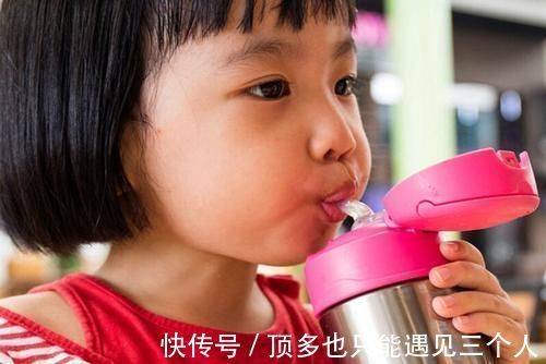 家长|保温杯成夺命杯，倒出的热水变毒水，家长速查家里有的赶紧丢掉