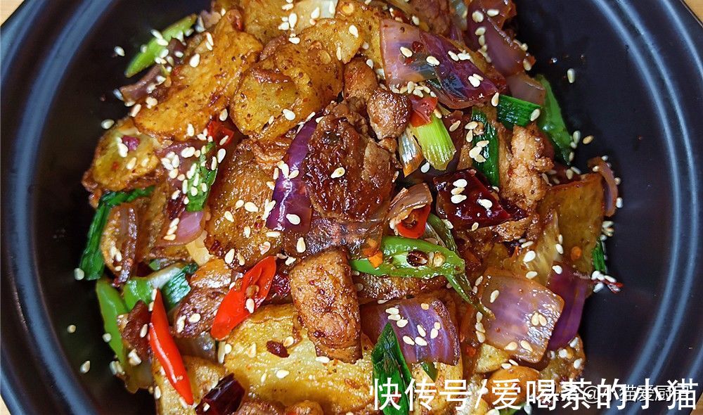 教你“干锅土豆片”做法，麻辣鲜香，特别开胃，冬天吃完浑身暖和