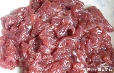 无论炒啥肉,别再用淀粉腌制,牢记3点诀窍,肉鲜嫩入味