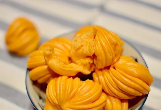 搞定|胡萝卜花卷家常做法,用一根筷子就能搞定,暄软层次还多