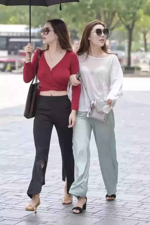 街拍:优雅洋气的小美女,秀出青春活力范,笑容甜美