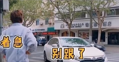 黃明昊被私生飯跟車勸說無果后,小聲說出6字,粉絲聽后哭成淚人