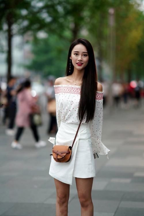 抹胸|小姐姐肤白貌美，穿抹胸装搭配小短裙，显一身仙女气息