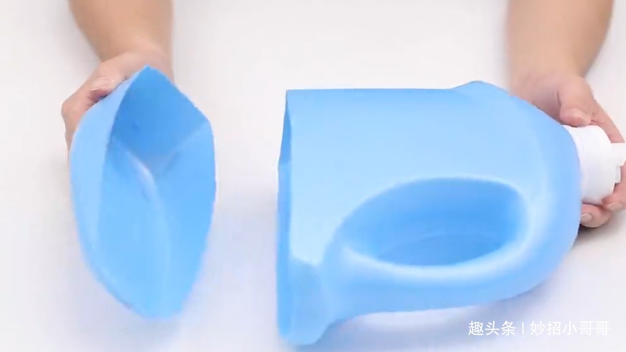 洗衣液瓶别扔了,底部切一刀放卫生间里,全家人都抢着用,太棒了