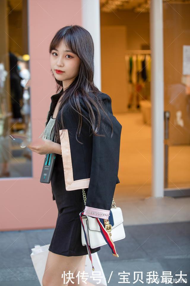 一身黑色甜美系穿搭,气质不凡,美艳动人