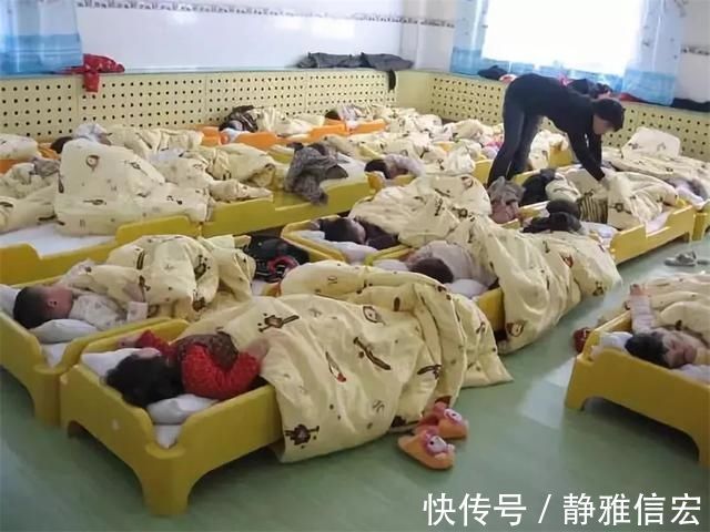 起床|幼儿园午睡起床后,孩子会经历什么?看完感慨老师不容易
