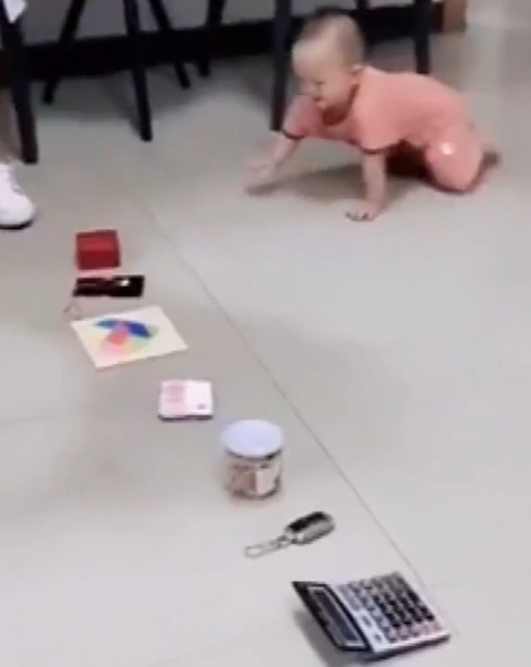 宝爸|婆婆让宝宝抓周,娃拿起这个不放,宝爸笑称:孟婆汤掺水了