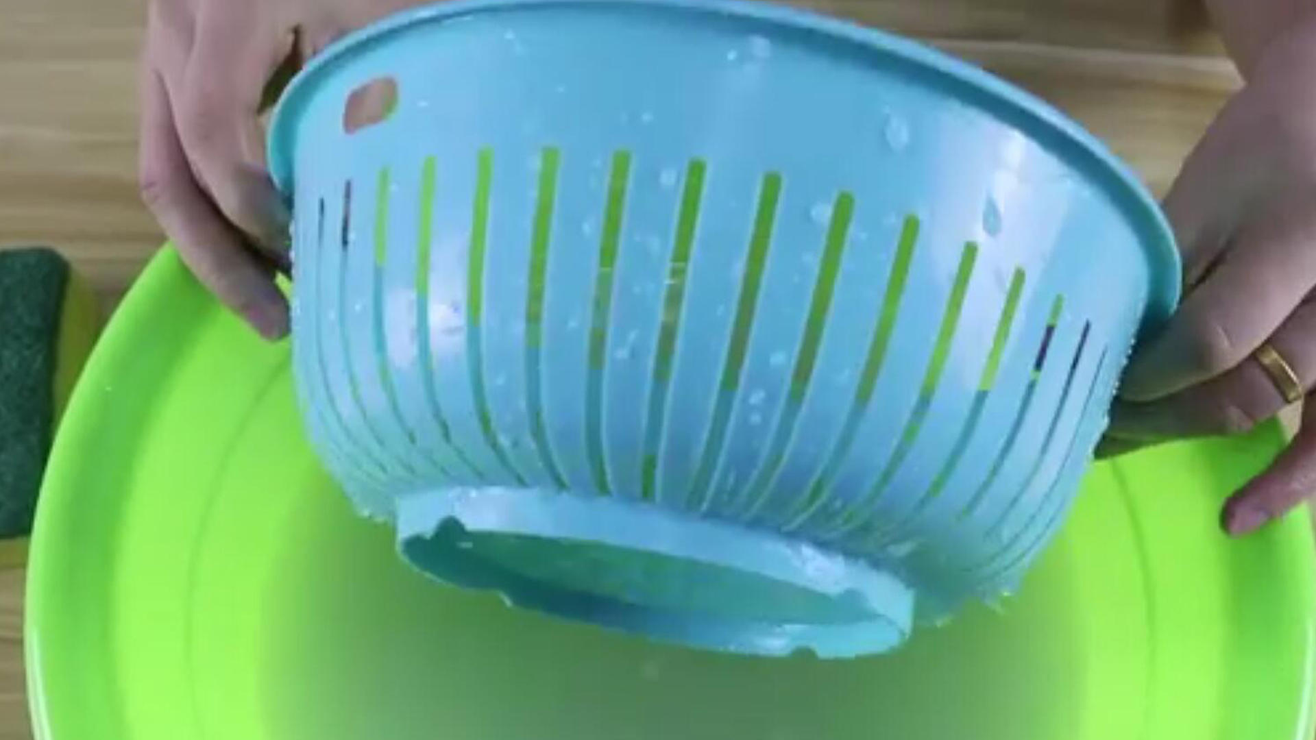 菜篮子又黑又脏，只要用它泡一泡，10分钟就能焕然一新，真实用