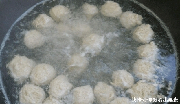 你们煮肉丸都是直接下锅难怪肉发柴口感差,正确方法在这