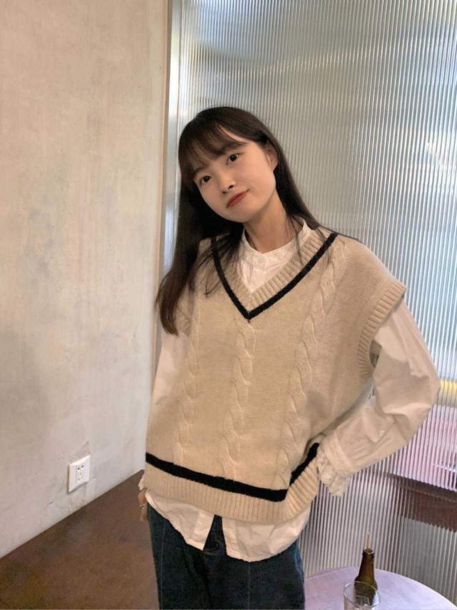 马甲|毛衣马甲背心穿搭指南,泡泡袖衬衫+牛仔裤,怎么看都显得很洋气