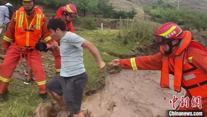 暴雨|呼和浩特土左旗突降暴雨 消防员河道救出11名游客