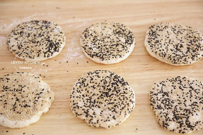 1斤面粉做6个烧饼，不油不腻，平底锅就能做，刚好全家人的早餐