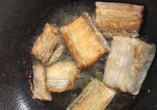 炸带鱼时，炸带鱼切记不可直接下锅炸，应该牢记以下三个诀窍，这样才能炸出金黄酥脆还不腥的带鱼