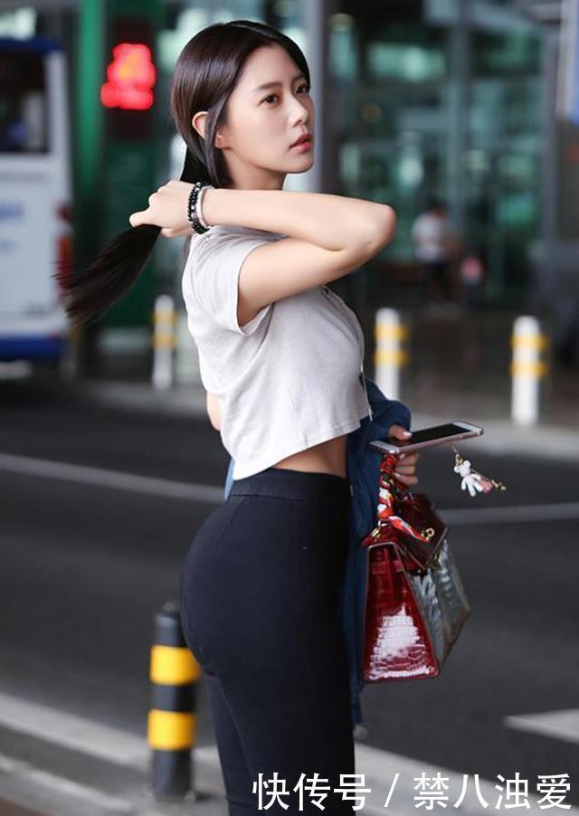街拍|街拍:丰满优雅的紧身打底裤美女,体现着女性的曲线美!