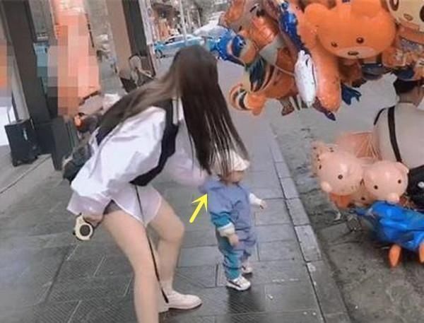 遛狗|“大力士”小姨火了,一手遛狗一手拎娃,网友:想当小姨夫