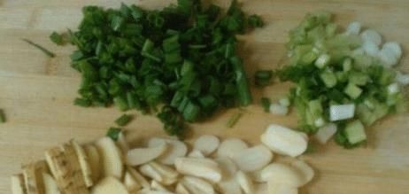 炒猪肉时，不要直接下锅炒！老师傅教你2招，肉质香浓嫩滑，入味