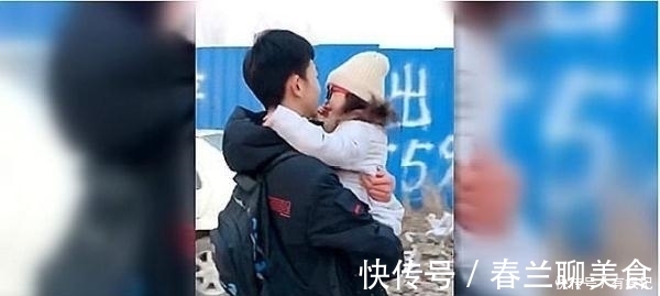 夫妻俩|自从生了二胎之后,相差10岁的哥哥回家都是这样,网友:羡慕!