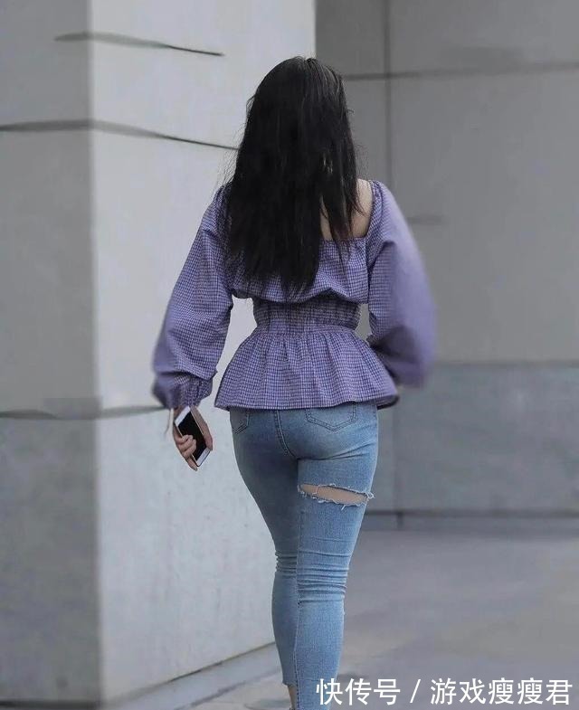 落叶飘零 紧身牛仔裤适合秋天搭配,舒适保暖时尚,是身材好的女生的首选!