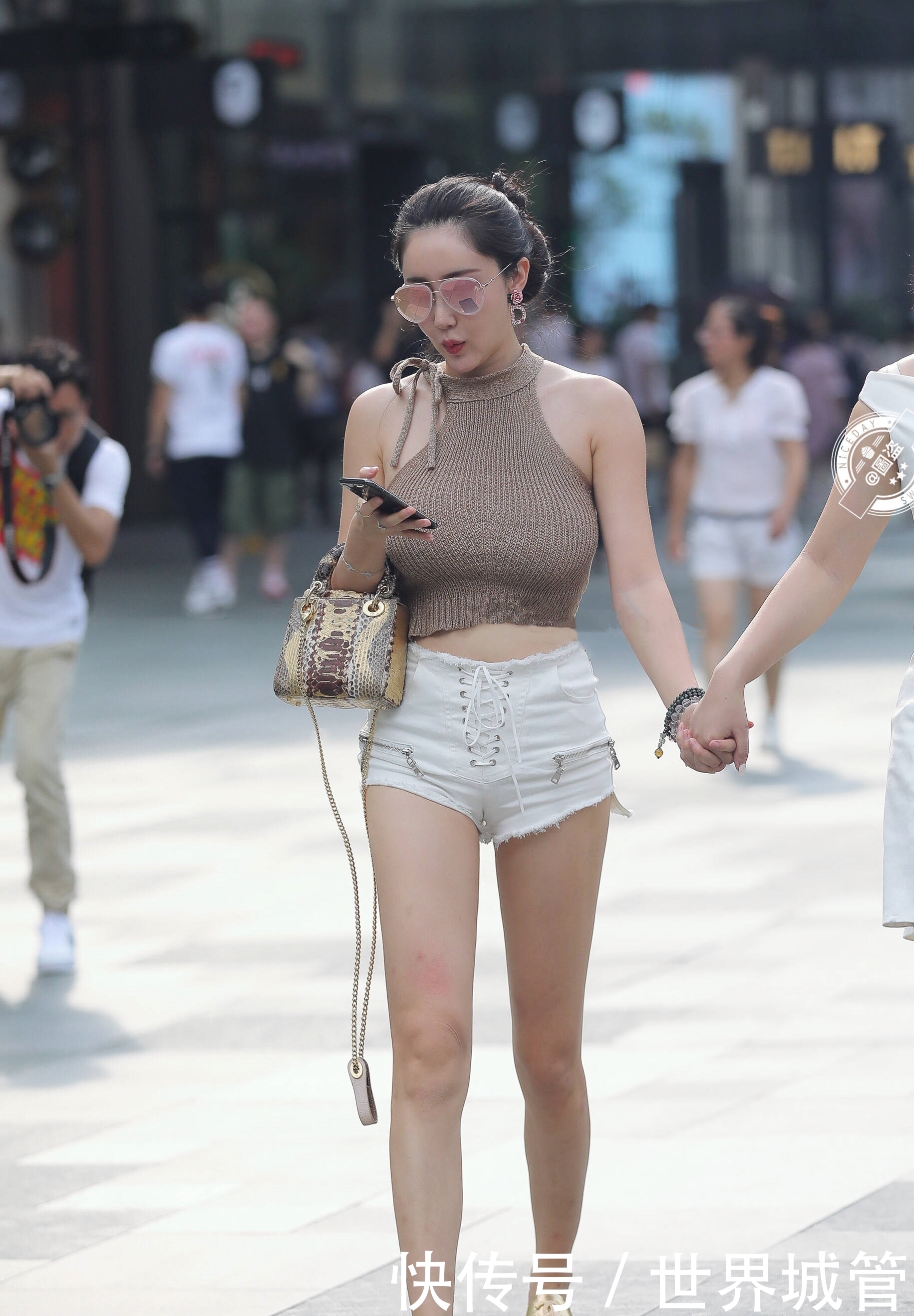 街拍:简单大方的削肩款背心搭配牛仔短裤,显瘦又显身材