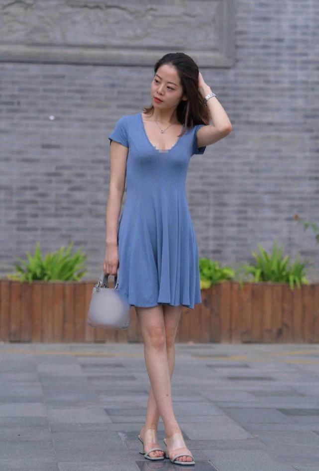 不自在|阿姨特别“倔强”,刮风也要穿裙子,被吹的很不自在吧