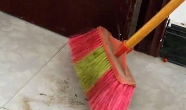 家里用扫帚扫地的要留意,我也是刚刚知道的,抓紧时间提醒家人