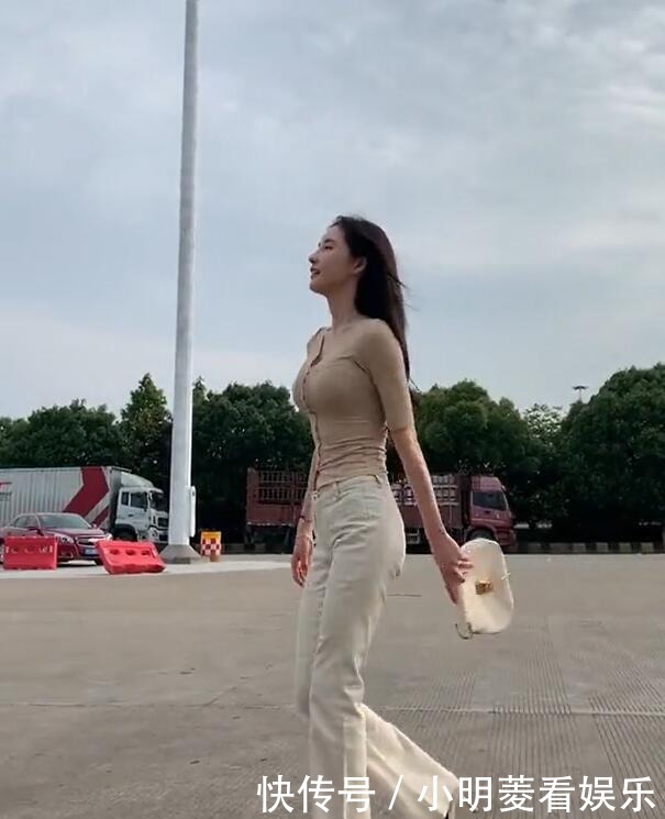 潮流时尚:清爽自然的个性穿搭,让女人优雅高级显气质!