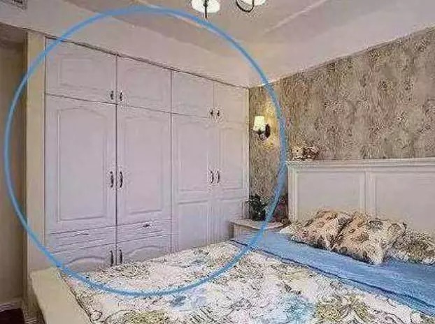 墙面|卧室不要傻傻买大衣柜了,现在流行这样装,省钱还节省空间