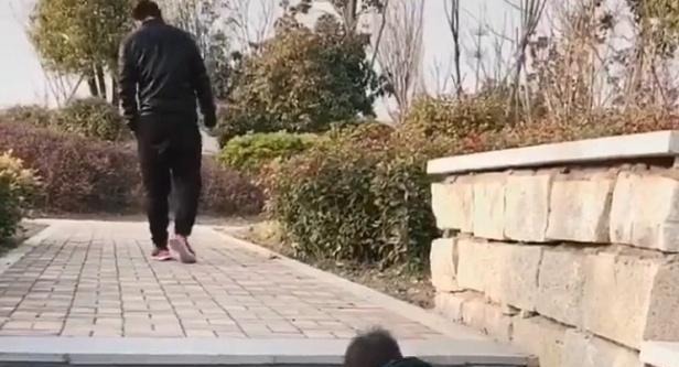 妈妈带|“佛系奶爸”放养式遛娃走红,萌娃:糟老头子坏得很!