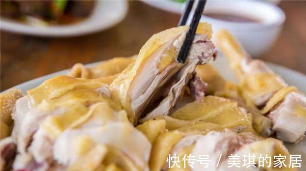 肉质|煮白切鸡时,掌握这个关键步奏,鸡肉又香又嫩,不腥不柴味道鲜