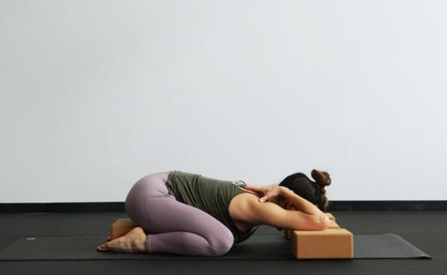 下犬式|瑜伽砖的12种巧妙用法！让动作变简单或让动作变难，任你选！