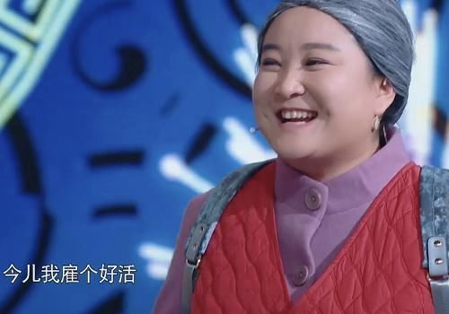 王牌沙溢贾玲演小品时,谁注意华晨宇跟关晓彤在干啥关系真好