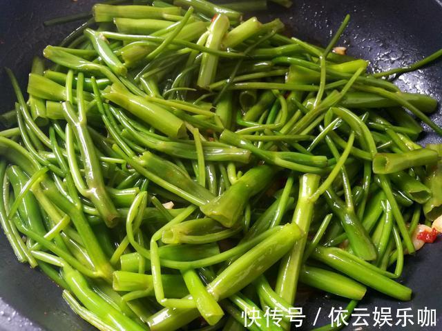 茎干|炒空心菜别焯水，学会餐馆的做法，多加2物，爽脆入味不发黑