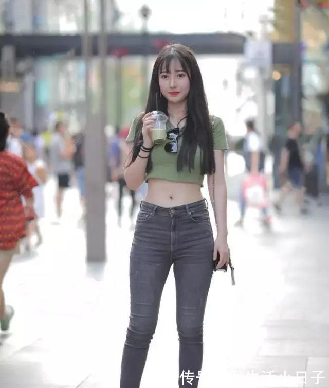 青春无悔 执子之手，蝶恋随行，带着温柔可爱的露脐半袖，搭配牛仔裤穿搭！
