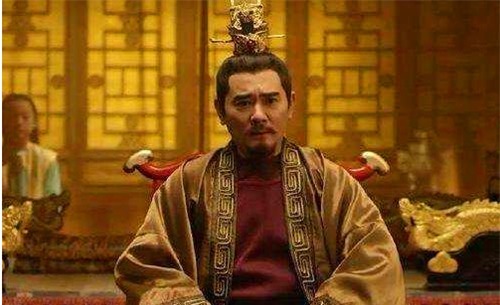 龙椅|熊孩子爬上龙椅，皇帝：当真龙天子好玩吗？他智答4字，成为储君