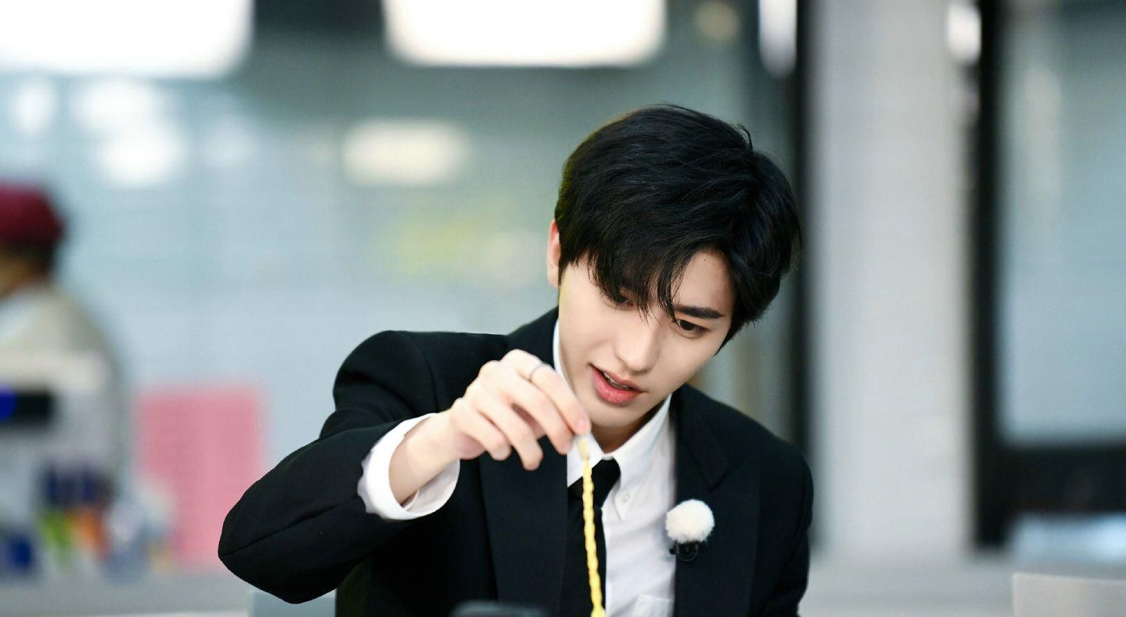 蔡徐坤霸气壁咚沙溢，《奔跑吧》路透曝光，“沙子爹”变身小可爱