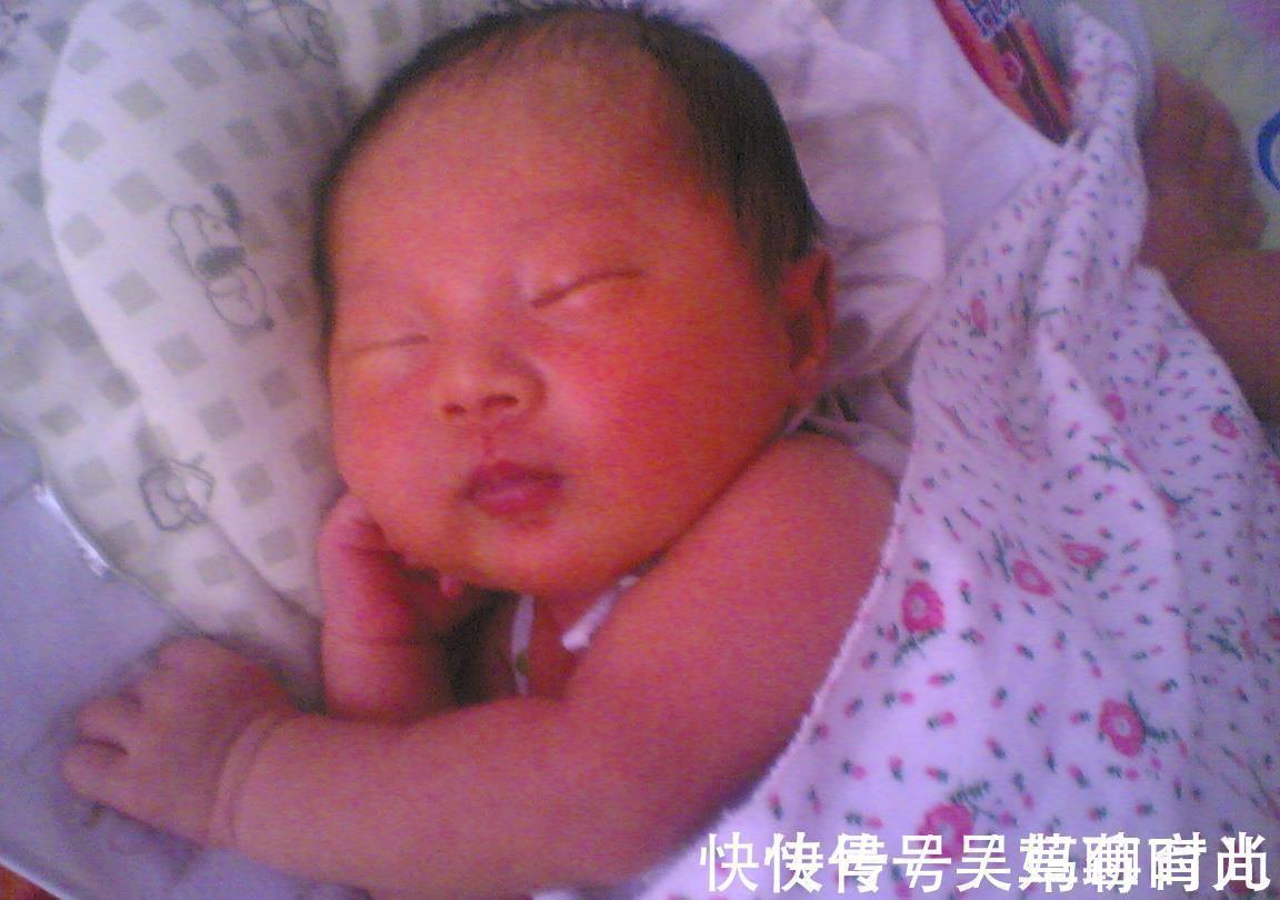 宝宝|婴幼儿3种睡姿会让头型变丑,老一辈很多都这么做,简直毁娃颜值